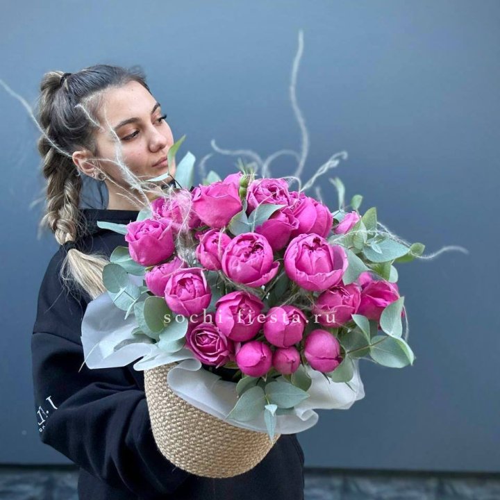 Пионовидные розы  в джутовом кашпо  в Новокузнецке