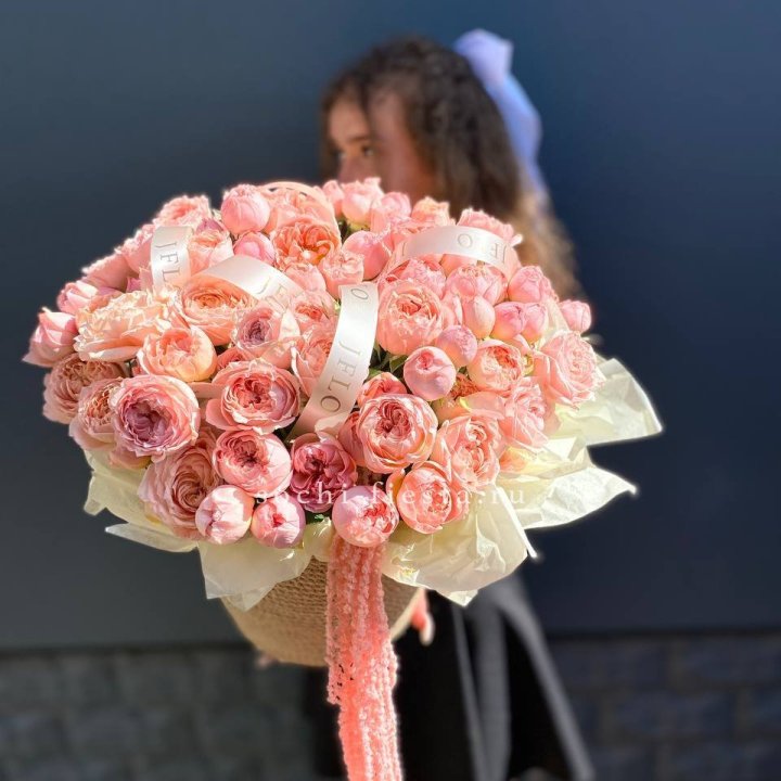 Кустовые розы Джульетта в джутовом кашпо в Новокузнецке