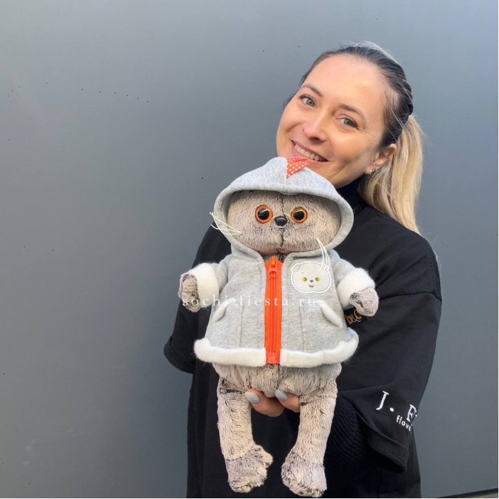 Кот Басик в толстовке в Новокузнецке