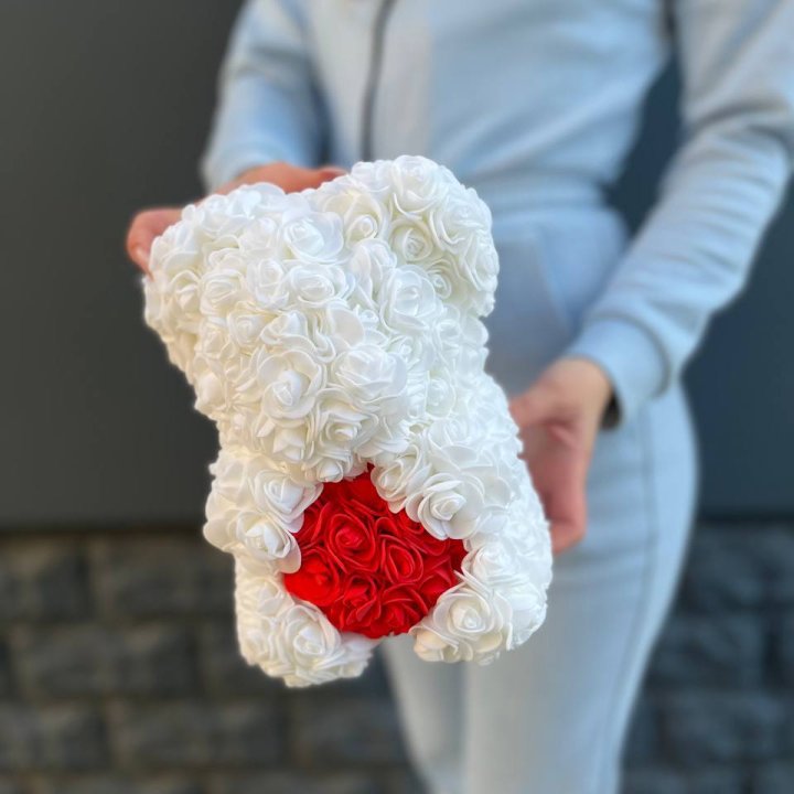 Медведь с красным седцем в Новокузнецке