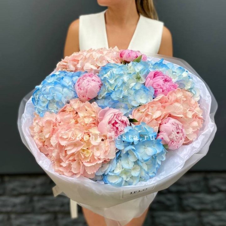 Дуобукет гортензии с пионами  в Новокузнецке
