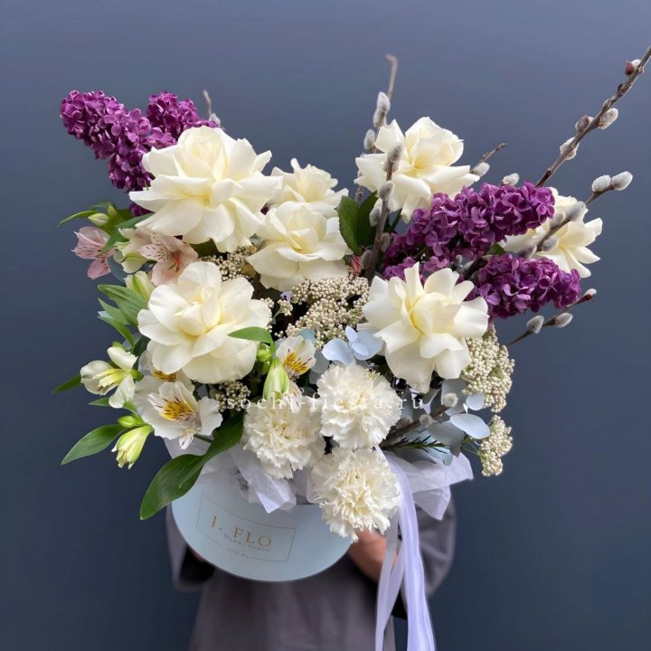 Цветочный бокс Французских роз и Сирени в Новокузнецке