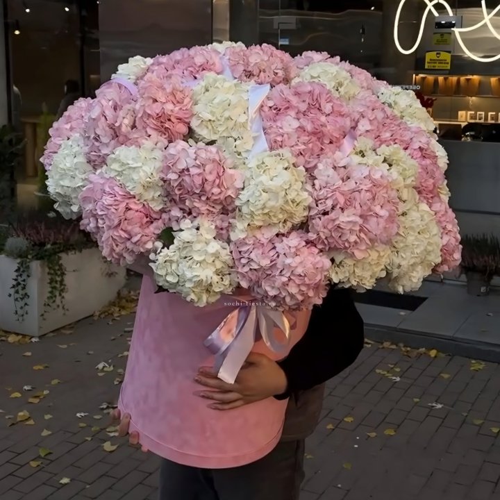 Дизайнерский цилиндр с гортензиями  в Новокузнецке