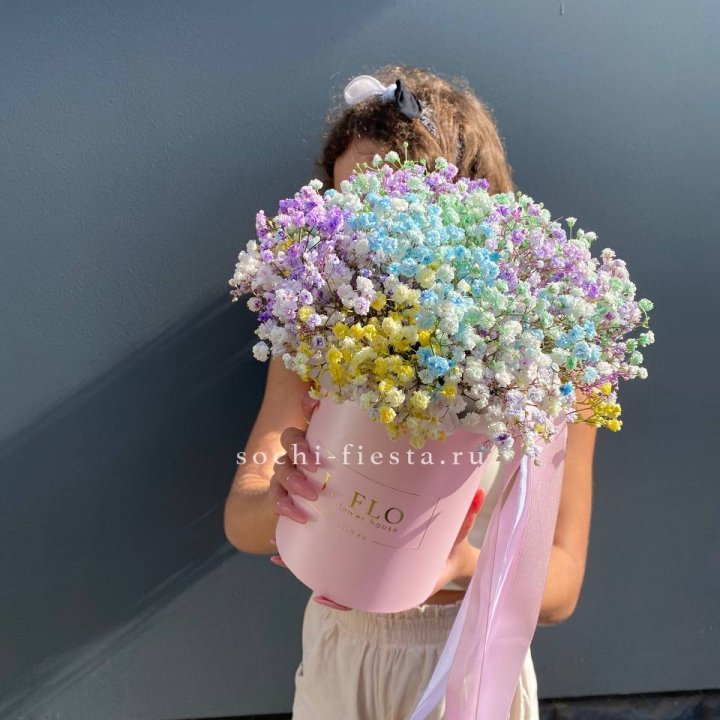 Радужные гипсофилы в шляпной коробке в Новокузнецке