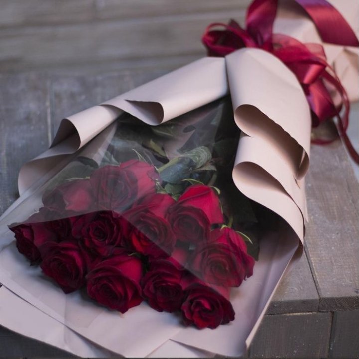 11 голландских роз в оформлении в Новокузнецке