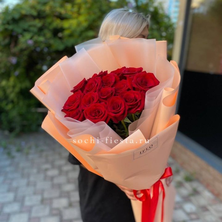 15 голландских роз в оформлении в Новокузнецке