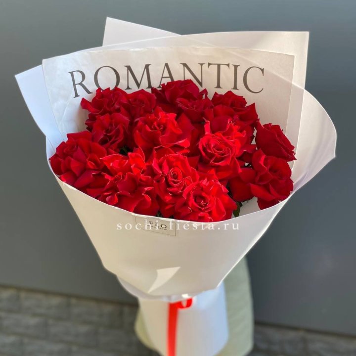 19 высоких роз в оформлении в Новокузнецке