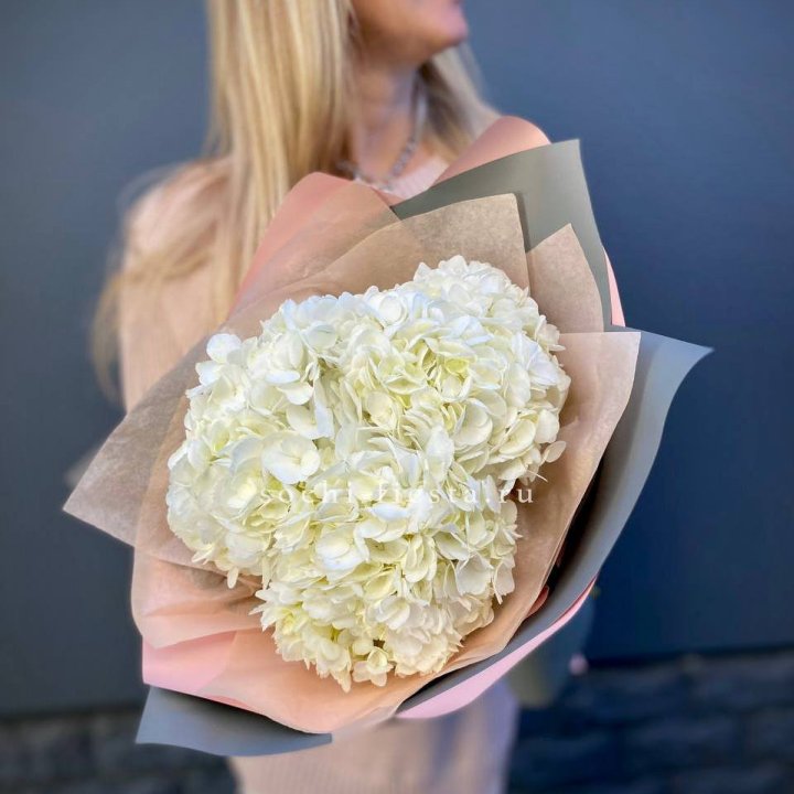 Букет из трёх белых гортензий в Новокузнецке