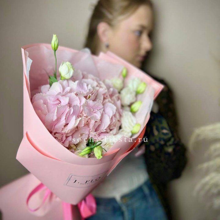 Букет с гортензией №2 в Новокузнецке