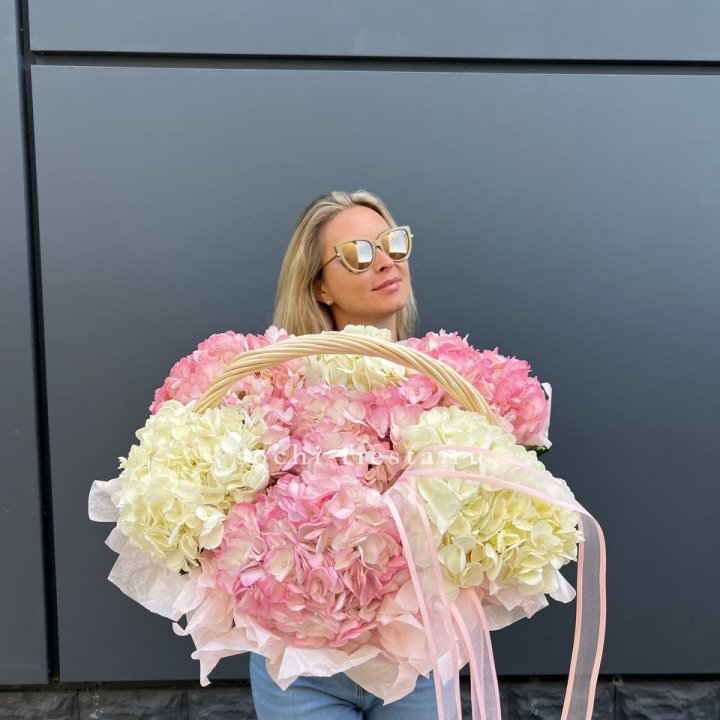 7 гортензий в корзине в Новокузнецке