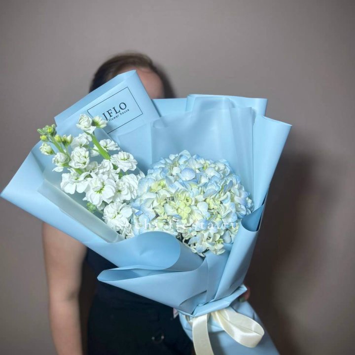 Гортензия голубая с маттиолой в Новокузнецке