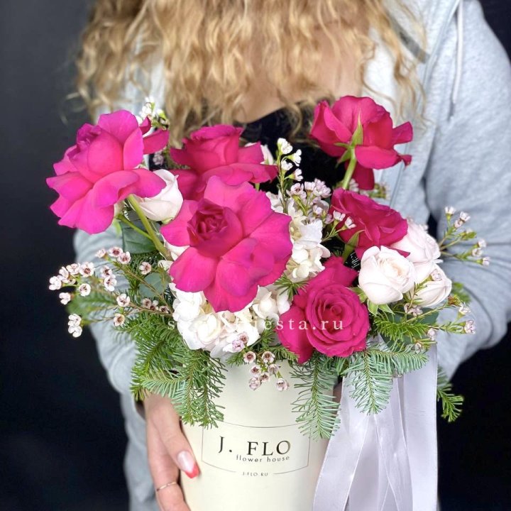 Новогодняя композиция в коробке пинк розе в Новокузнецке