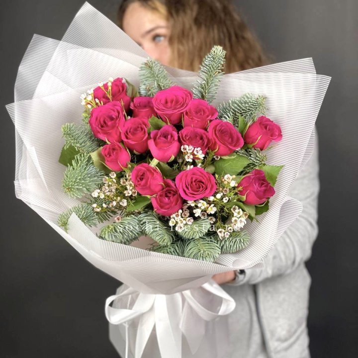 Новогодний букет Елки и Розы в Новокузнецке