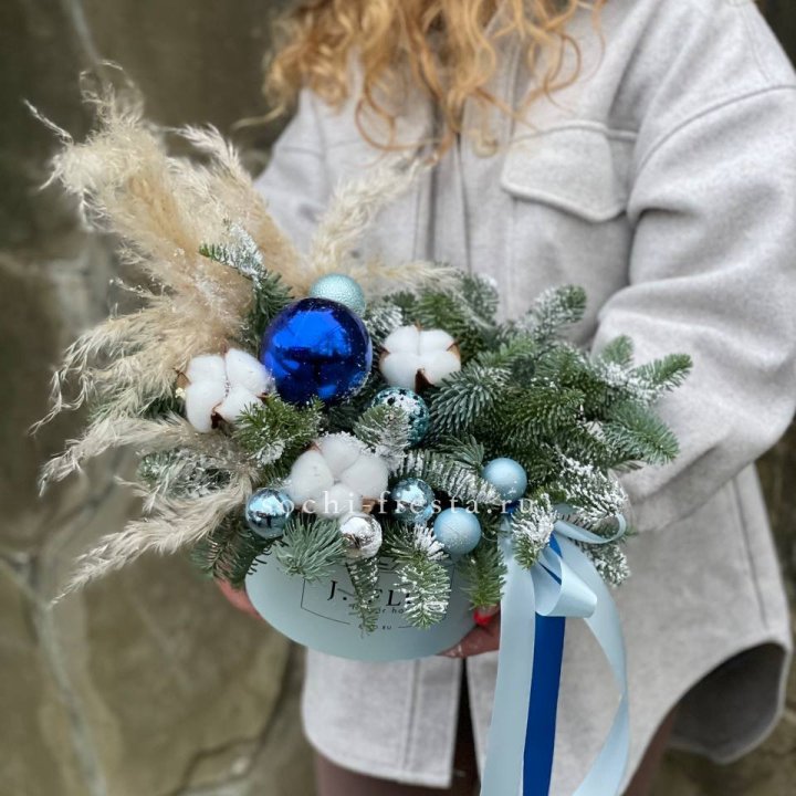 Новогодняя композиция в коробке блю в Новокузнецке