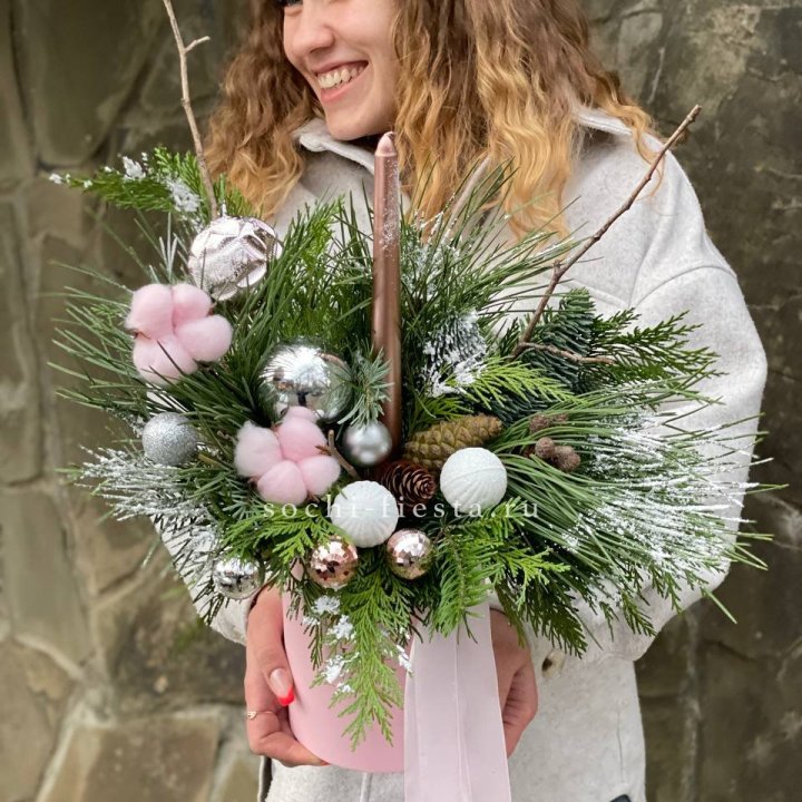 Новогодняя композиция в коробке пинк в Новокузнецке