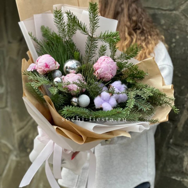 Новогодний букет с пионами  в Новокузнецке