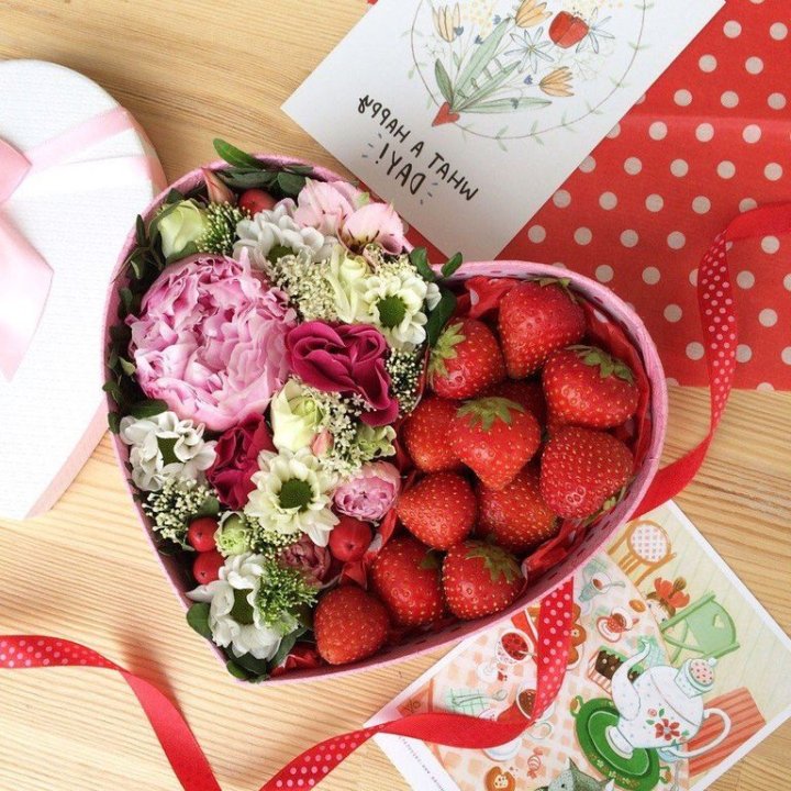 Бокс с клубникой и цветами в Новокузнецке