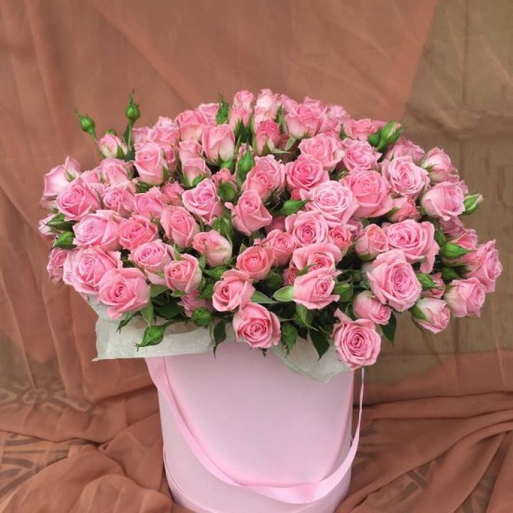 Кустовые розы в коробке в Новокузнецке