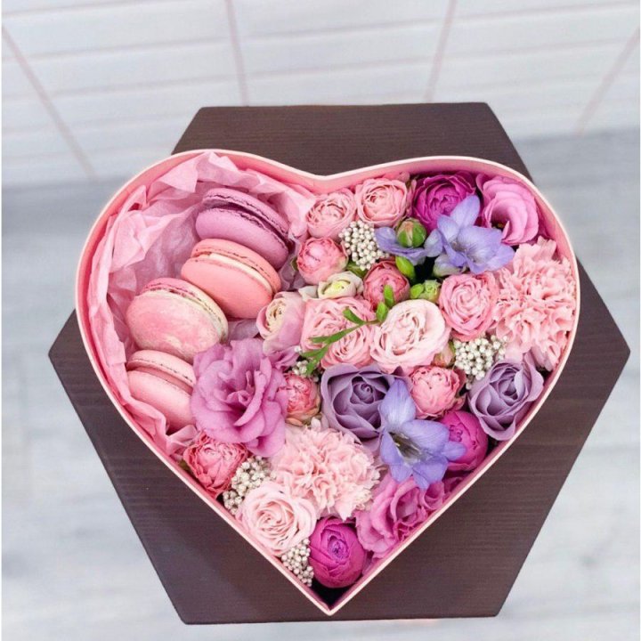 Бокс-сердце с макаронс  в Новокузнецке