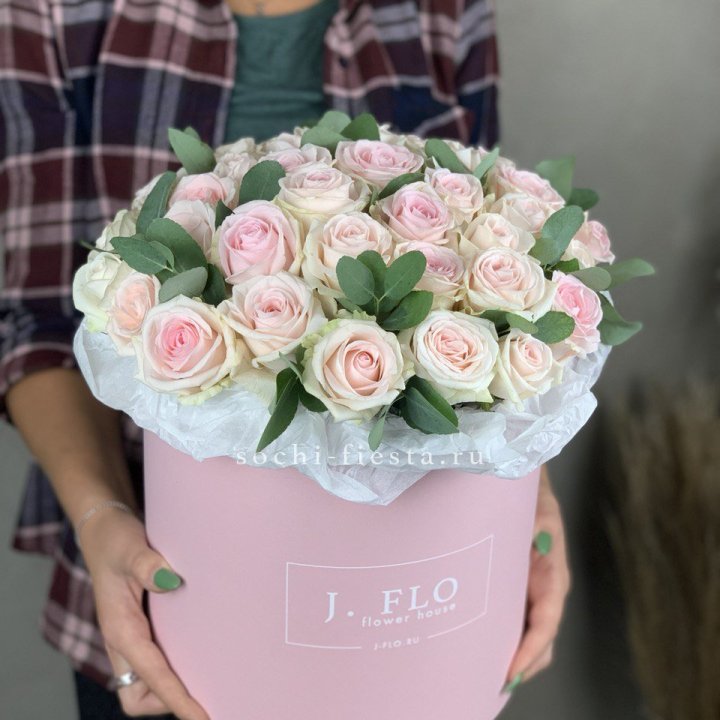 35 розовых роз в цилиндре в Новокузнецке