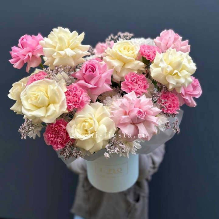 Коробка французских роз и диантусов "Бони" в Новокузнецке