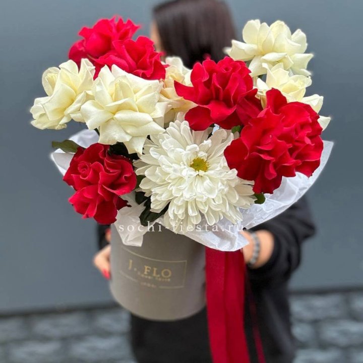 Французские розы с хризантемой в боксе в Новокузнецке