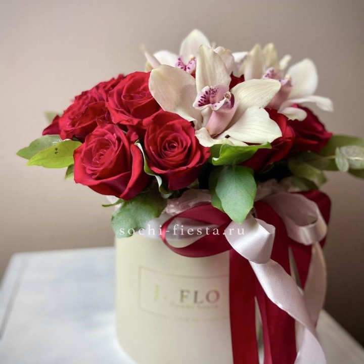 Розы и орхидеи в боксе в Новокузнецке