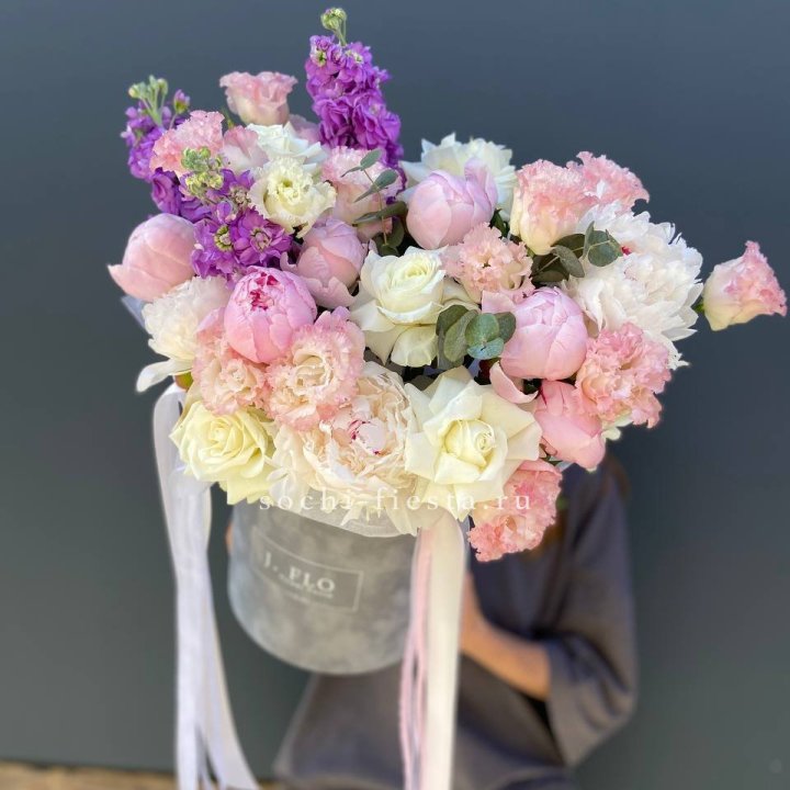 Дизайнерский цилиндр с пионами "Ривьера" в Новокузнецке