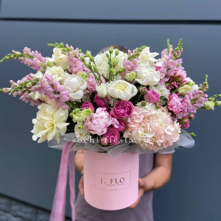 Дизайнерский цилиндр с пионами "Саманта" в Новокузнецке