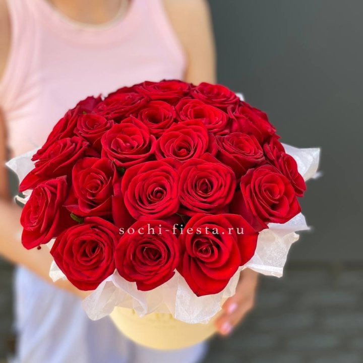 Красные розы в цилиндре в Новокузнецке