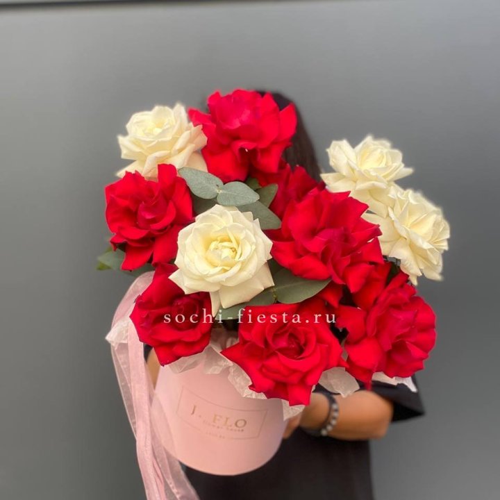 13 Французских роз в боксе в Новокузнецке