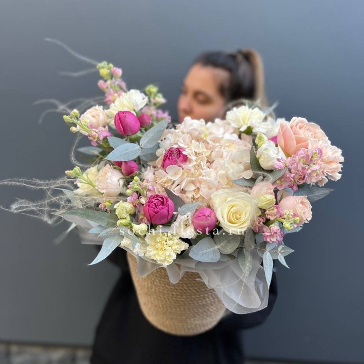 Цветочная композиция в джутовом боксе  в Новокузнецке