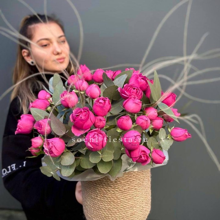 Пионовидные розы Мисти Бабблс в джутовом кашпо в Новокузнецке