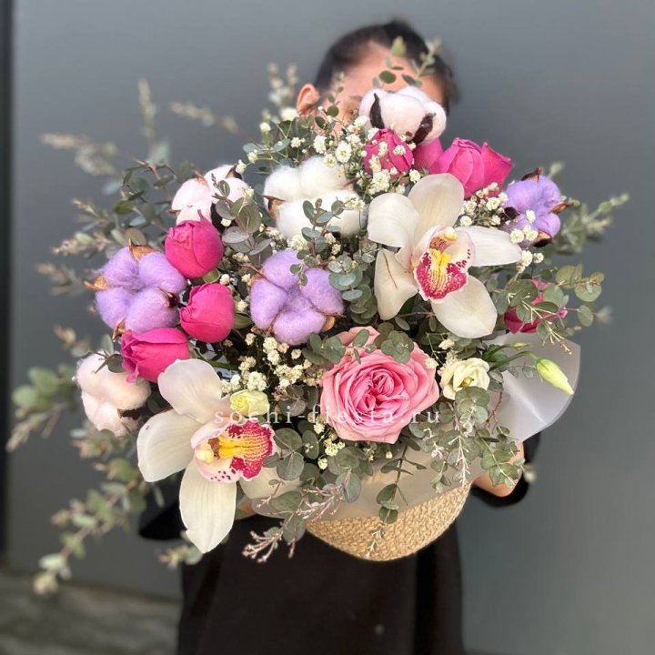 Орхидея и розы в джутовом кашпо в Новокузнецке