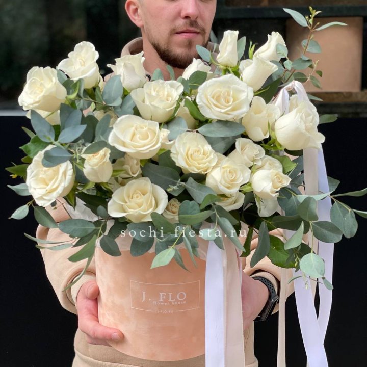 41 белая роз в бархатном боксе в Новокузнецке