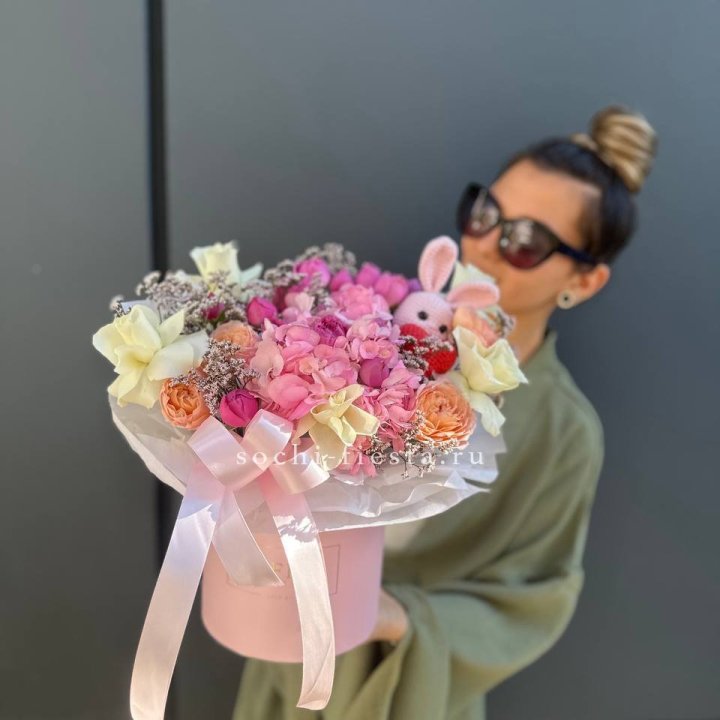 Дизайнерский цилиндр с игрушкой "Лола" в Новокузнецке