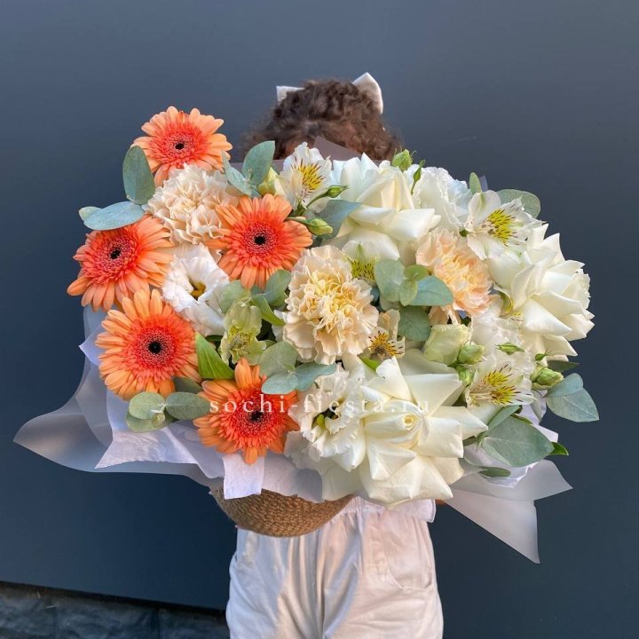 Розы и герберы в джутовом кашпо "Георгино" в Новокузнецке