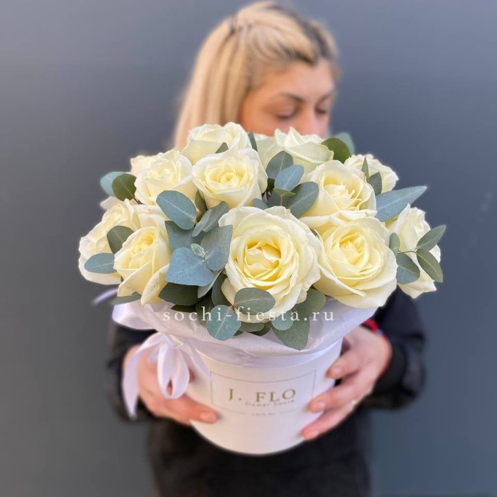 15 белых роз в боксе в Новокузнецке