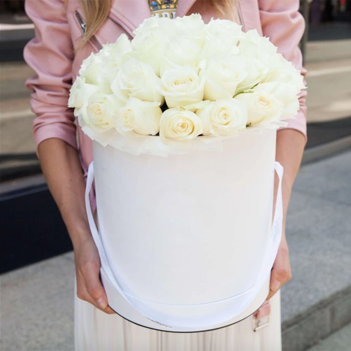 35 белых роз в цилиндре в Новокузнецке