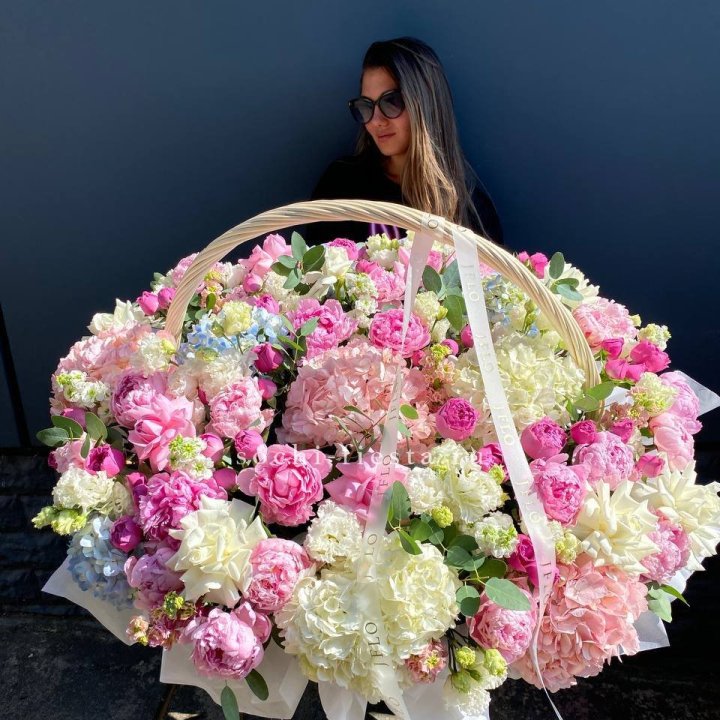 Цветочная корзина из пионов и пионовидных роз "Перфекте" в Новокузнецке