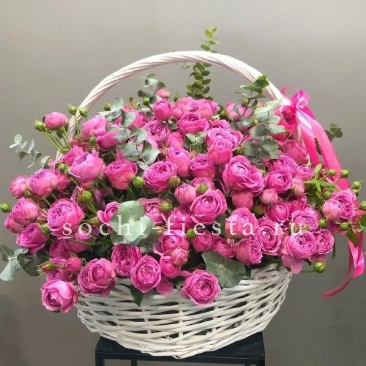 65 пионовидных кустовых роз в корзине в Новокузнецке