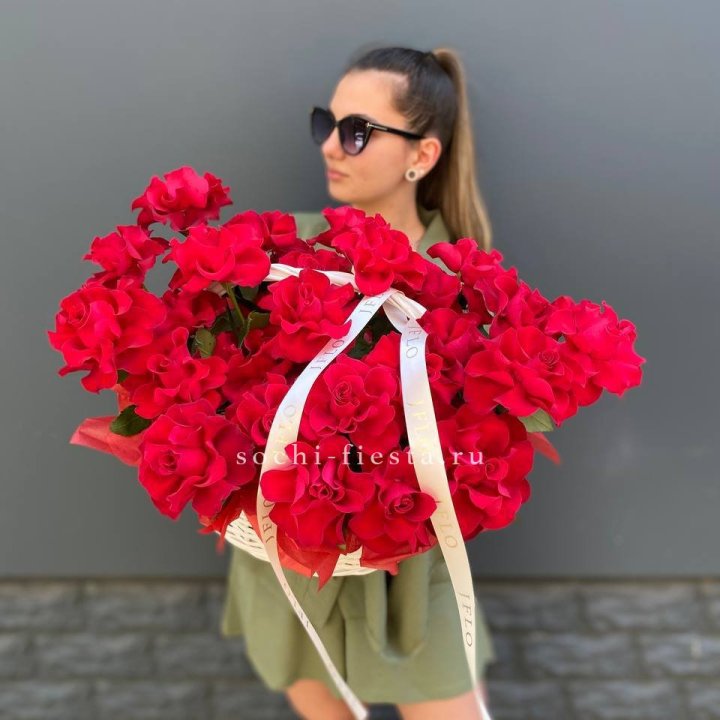 Красные французские розы в корзине в Новокузнецке