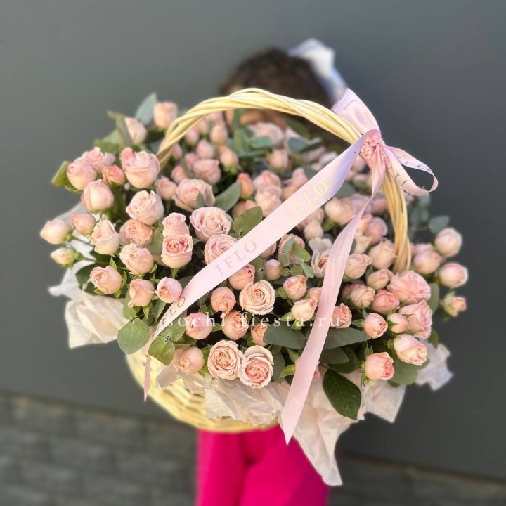 Корзина кустовых пионовидных роз в Новокузнецке