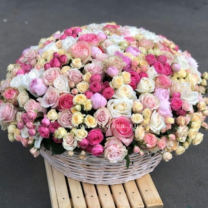 Цветочная корзина из пионов и пионовидных роз "Юниверсити" в Новокузнецке