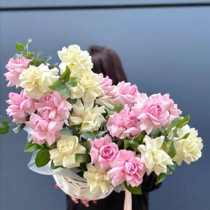 25 Французских роз в корзине в Новокузнецке