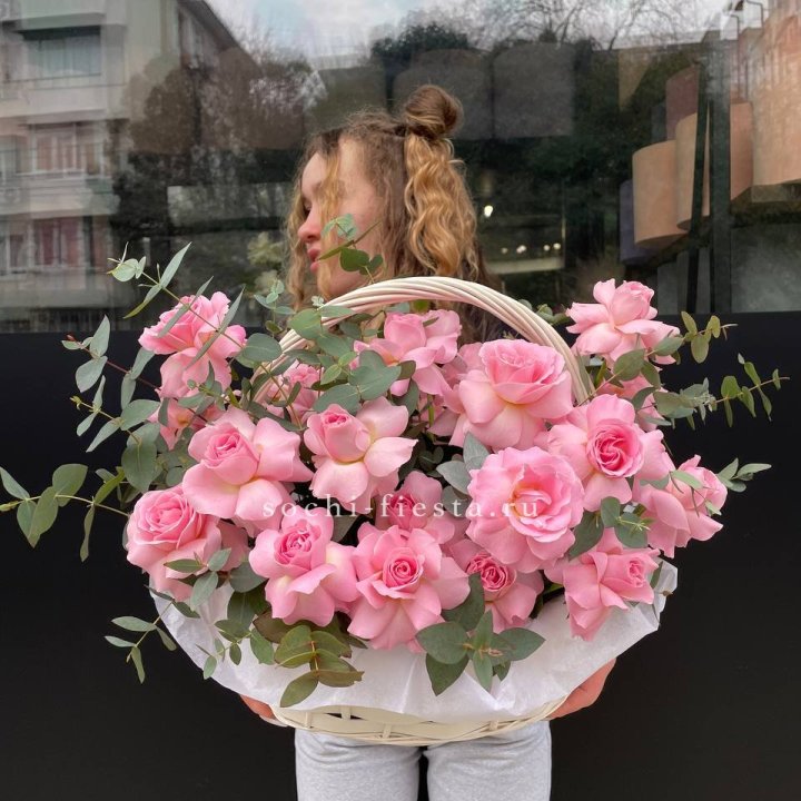 25 роз в цветочной корзине  в Новокузнецке
