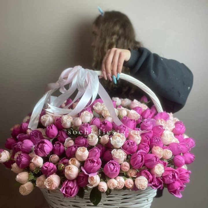 Премиум корзина пионовидных кустовых роз в Новокузнецке