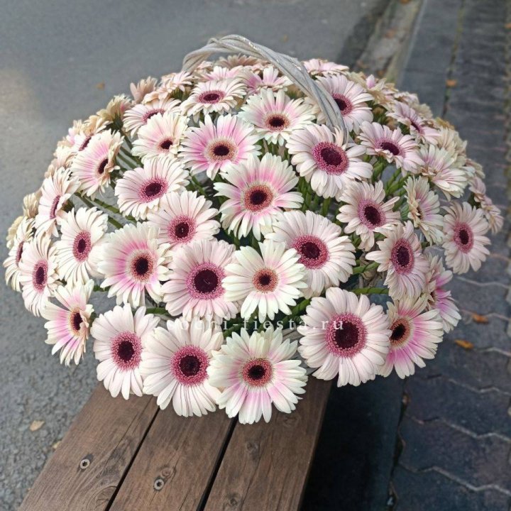 Корзина с герберами  в Новокузнецке