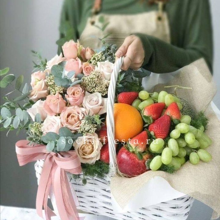 Фруктовая корзина c цветами в Новокузнецке