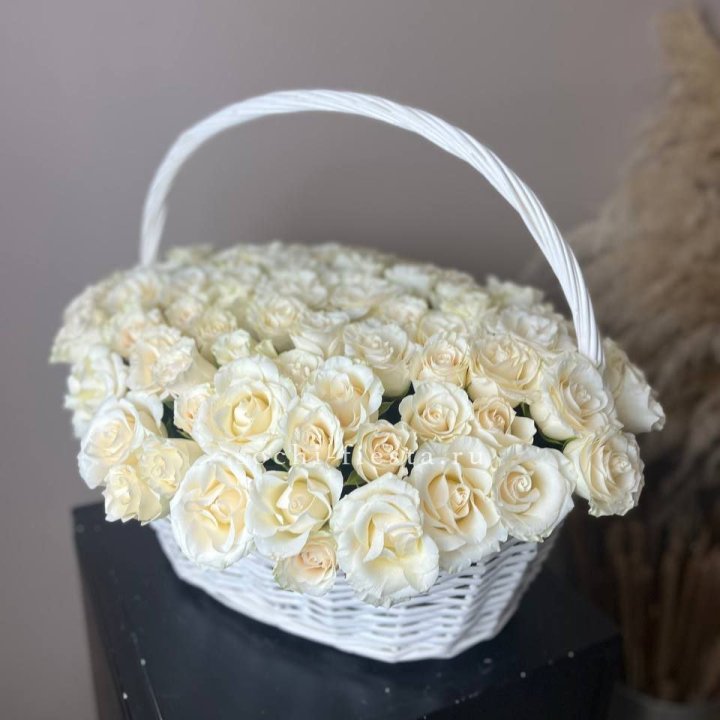 101 белая роза в корзине в Новокузнецке